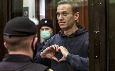  Il Caso Navalny: Un Avvelenamento che Ha Sconvolto la Russia e il Mondo